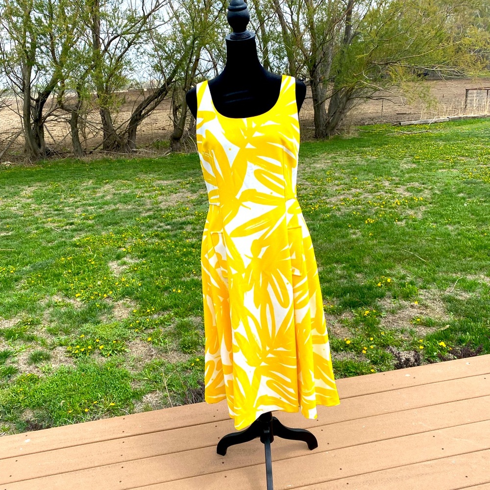 Donna Morgan yellow dress with pockets. Perfect for a summer or spring event!